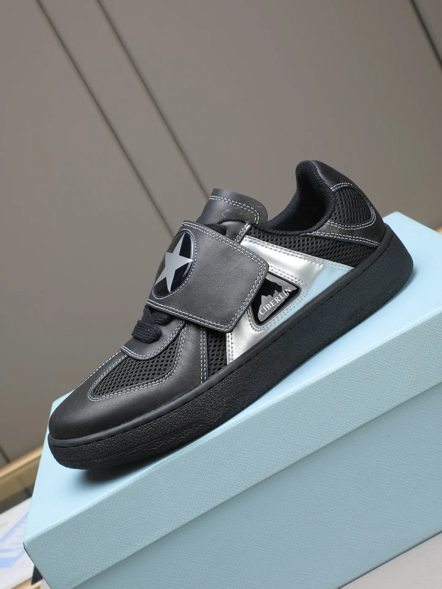 Men's shoes 💰600 [LANVIN] The latest fashionable item! High quality CLAY series‼ ️ The latest trendy products of the season 🌈Many bloggers have planted grass and purchased the original open-mold customization. The upper and outsole are sewn with mark threads without edge sealing. Multiple material splicing combination design. Very versatile for fashionable and casual wear. Comfortable on the feet. Self-recommended. Upper cowhide + cow suede + breathable mesh lining. Foot-padding cowhide. Exclusive original open-mold clear logo rubber outsole ⚠️38-44 (customized for 45)